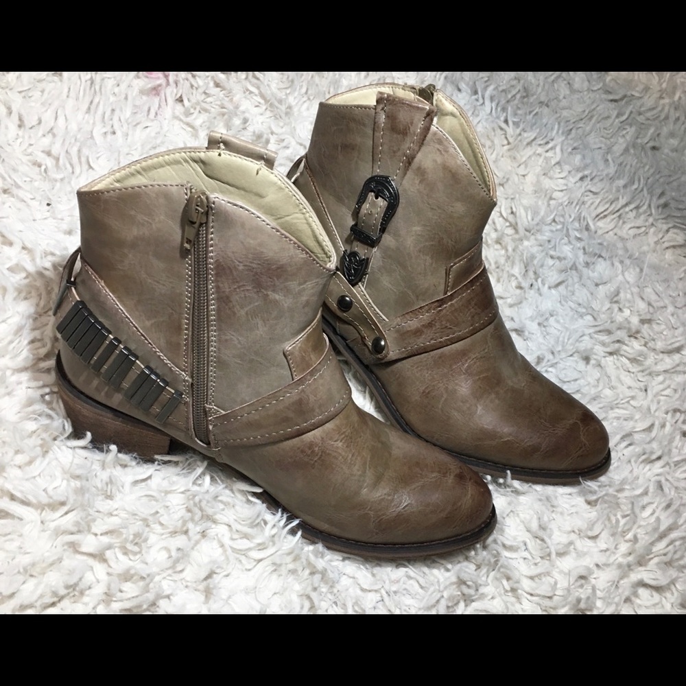 BUCKLE Bentley Taupe Ankle Boots